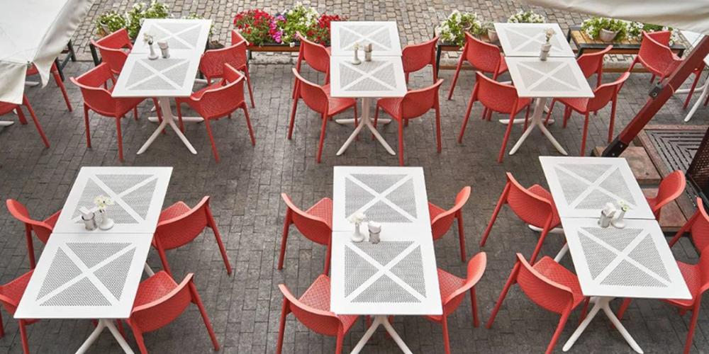 Nardi ClipX 80 outdoor table in Anthracite on a cafe terrace