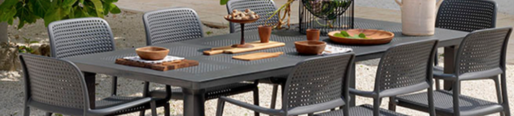 Nardi Libeccio outdoor dining set in a garden