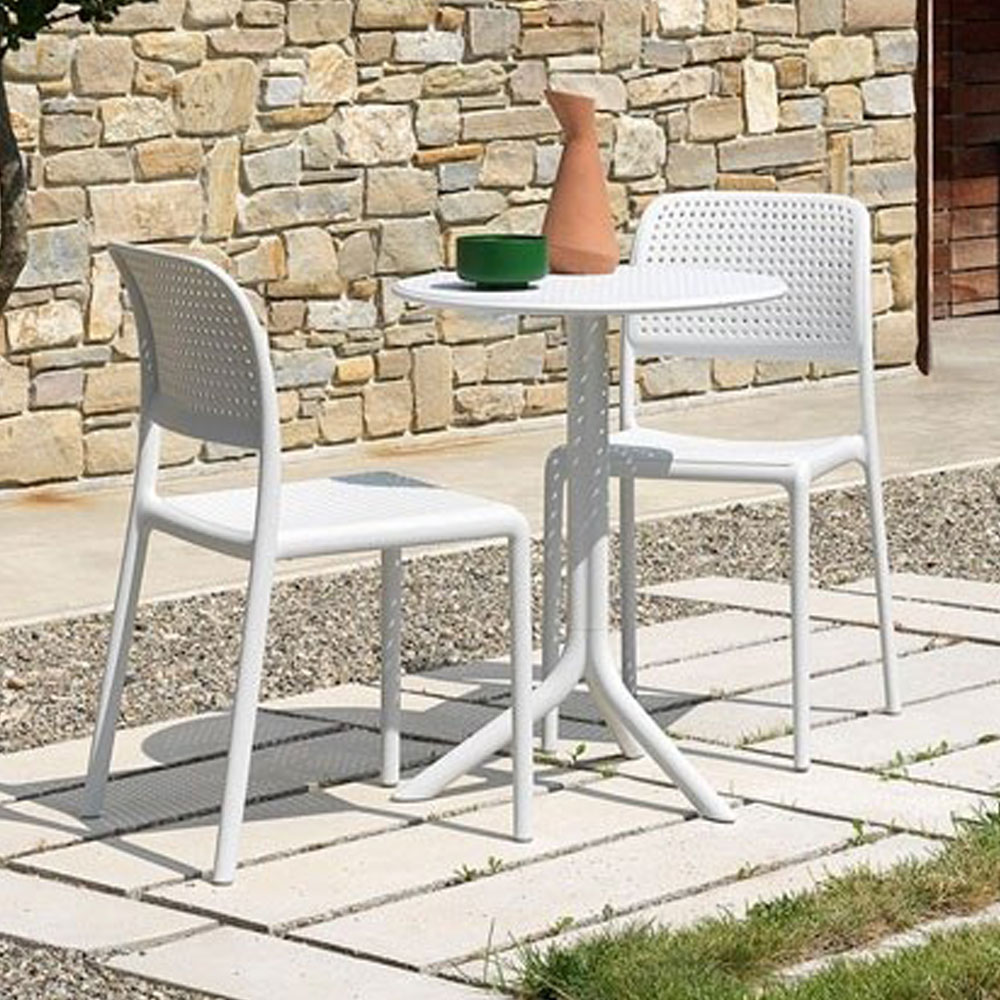 Nardi Step round resin table with two Bora Bistrot chairs