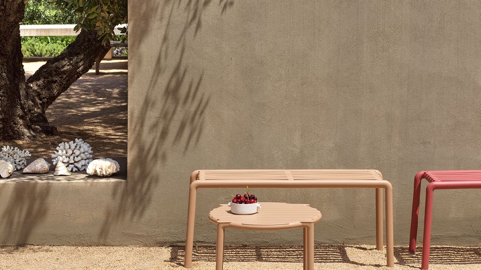 Nardi Doga Bench in Cappuccino with a Doga table against a rendered garden wall