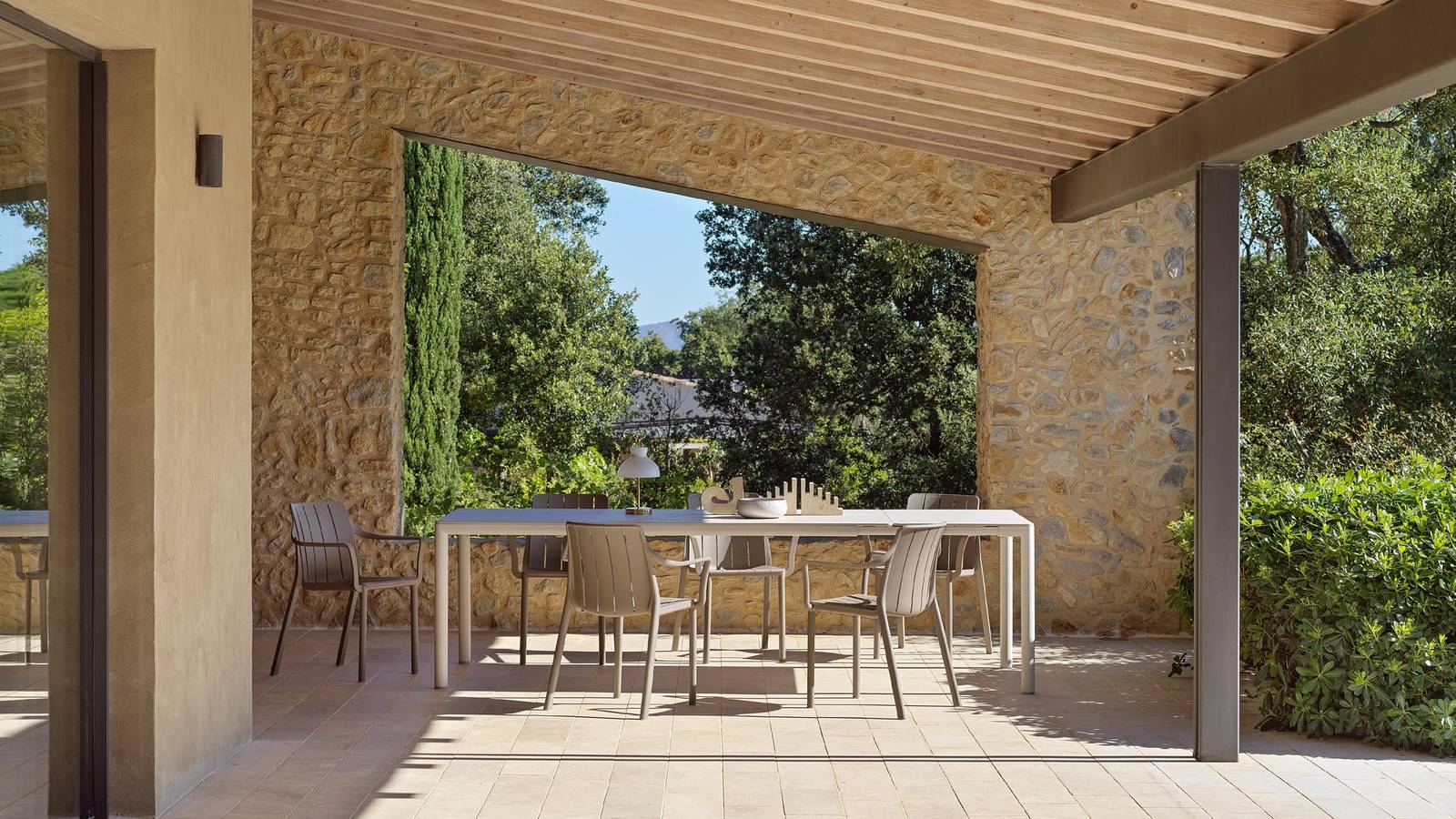 Nardi Tevere Lam 210 extendable table in Corda with Tiberina armchairs in Tortora on a covered stone terrace